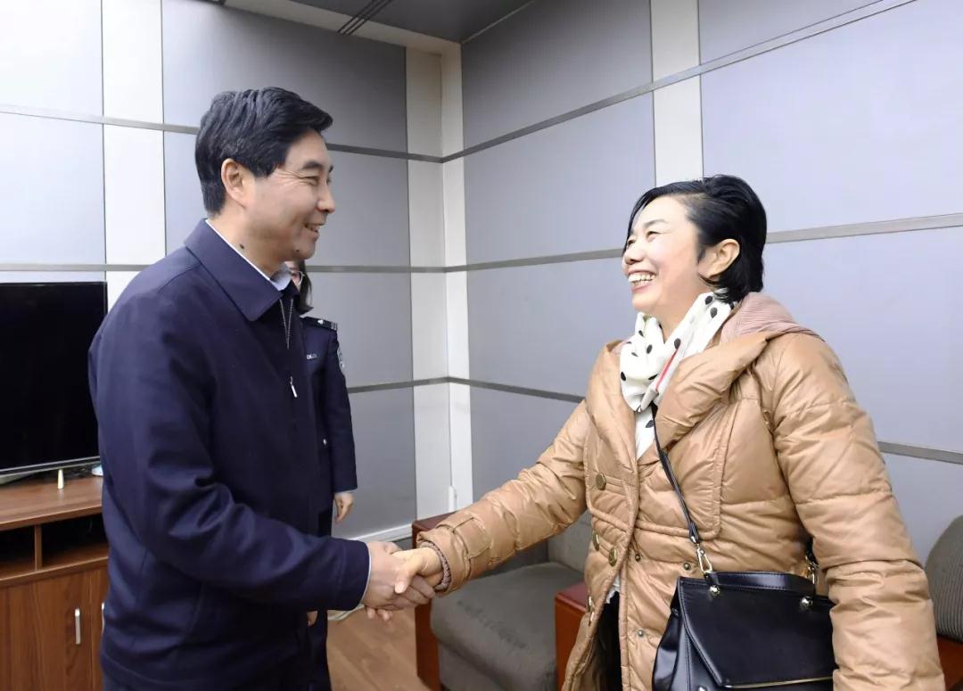 与退休民警亲切握手并送上新春祝福