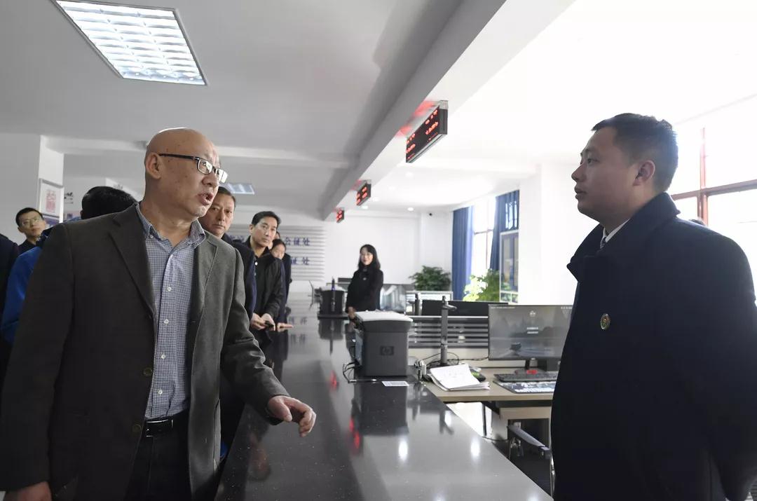 亲切看望慰问一线工作人员